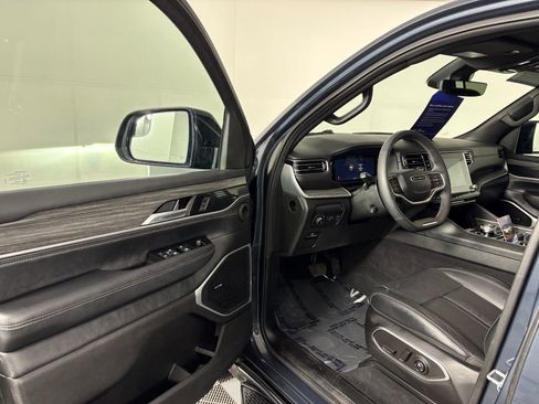 Used 2024 Jeep Wagoneer L Series II w/ Flexible Seating Group image 13