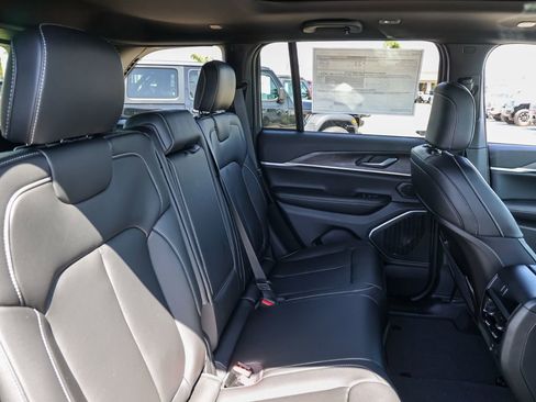 New 2026 Jeep Grand Cherokee Limited RWD image 18