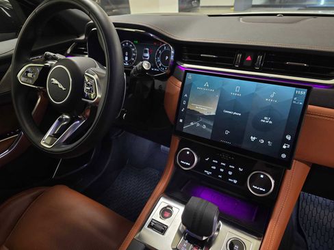 Used 2025 Jaguar F-PACE R-Dynamic S image 11