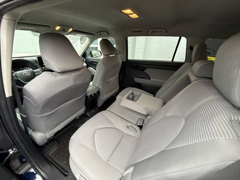 Used 2024 Toyota Highlander LE image 37