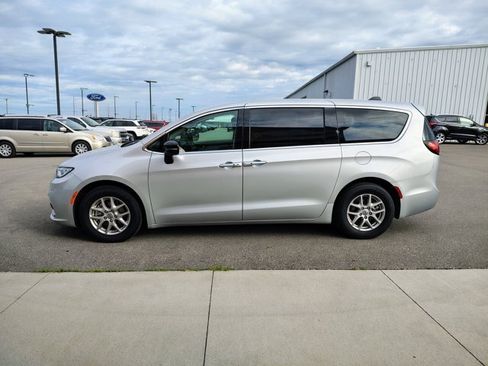 Used 2024 Chrysler Pacifica Touring-L FWD image 4