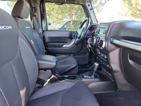 Used 2017 Jeep Wrangler Rubicon w/ Power Convenience Group image 19