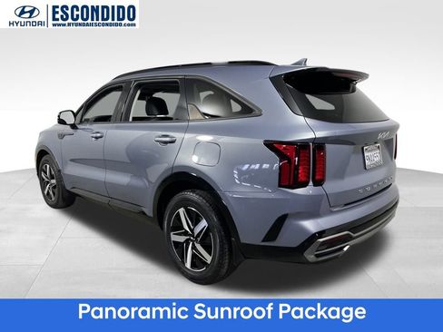 Used 2022 Kia Sorento EX w/ Panoramic Sunroof Package image 3