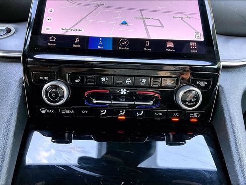 Used 2023 Jeep Grand Cherokee Overland w/ Luxury Tech Group IV AWD/4WD image 19