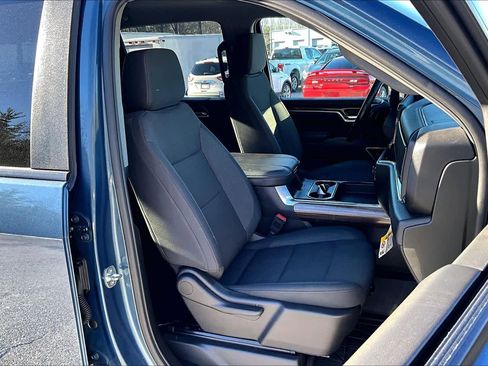 Used 2025 Chevrolet Silverado 2500 LT w/ Convenience Package image 7