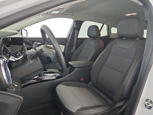 Used 2025 Chevrolet Trax LT w/ LT Convenience Package image 24