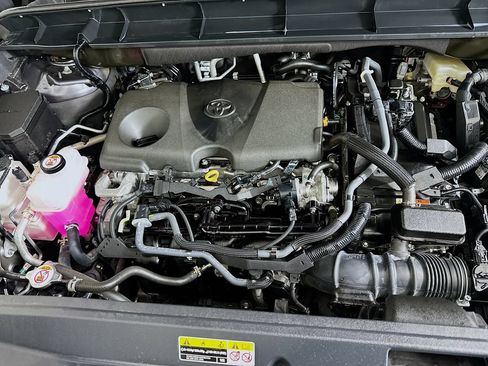 Certified 2024 Toyota Highlander XLE FWD image 31