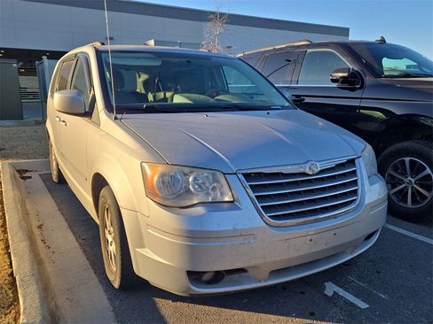 Used 2010 Chrysler Town & Country Touring image 4