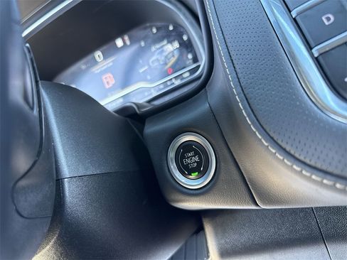 Used 2022 GMC Yukon XL SLT w/ SLT Premium Package image 18