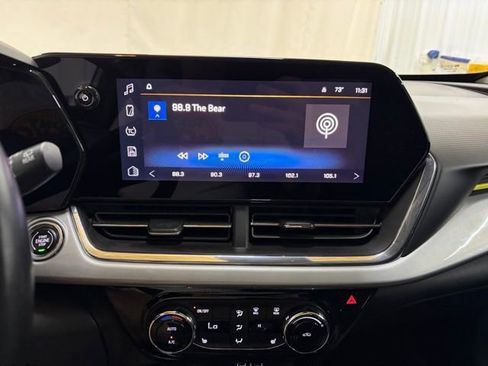 Used 2024 Chevrolet Trax LT w/ Sunroof Package FWD image 33