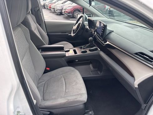 Used 2024 Toyota Sienna LE image 13