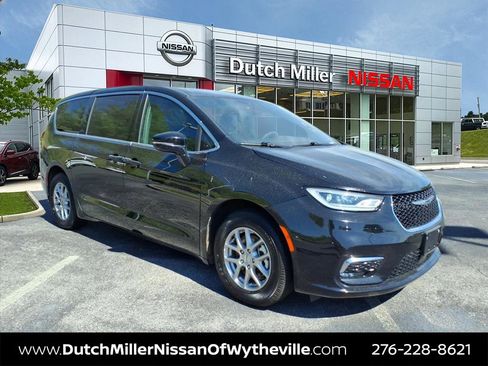 Used 2025 Chrysler Pacifica Select FWD image 1