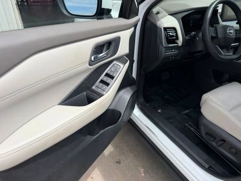 Used 2025 Nissan Rogue SL AWD/4WD image 16