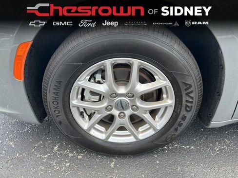 Used 2025 Chrysler Pacifica Select FWD image 16