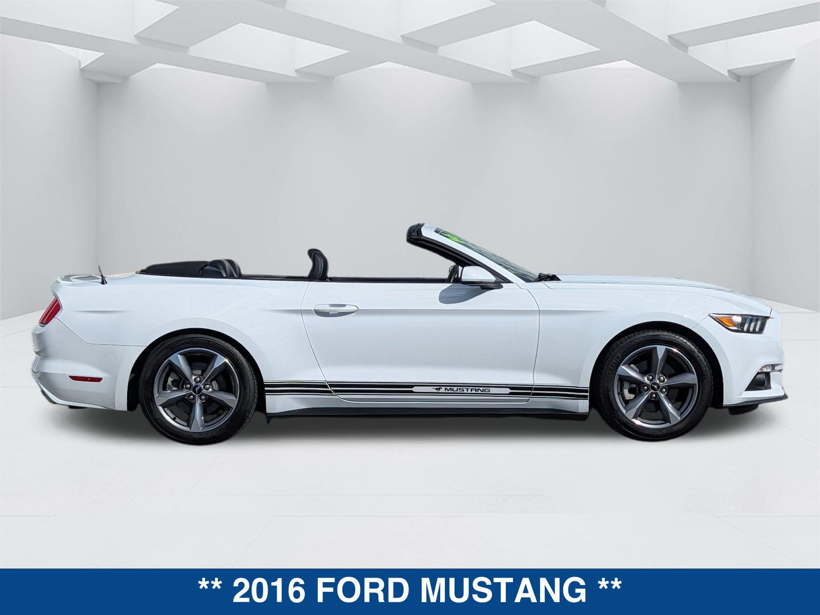 Used 2016 Ford Mustang Convertible w/ Equipment Group 051A RWD image 4