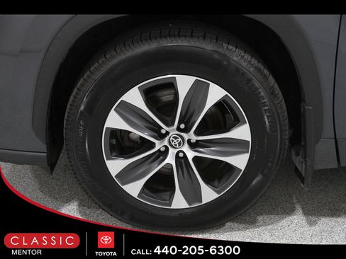 Used 2020 Toyota Highlander XLE AWD/4WD image 22