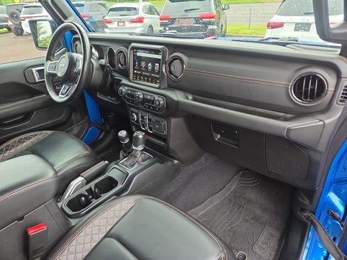 Used 2022 Jeep Wrangler Unlimited Sahara AWD/4WD image 18