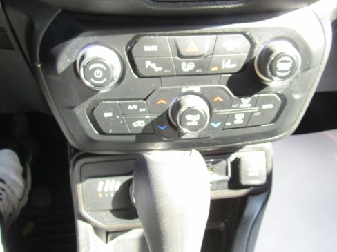 Used 2019 Jeep Renegade Latitude w/ UConnect 8.4 Nav Group image 20