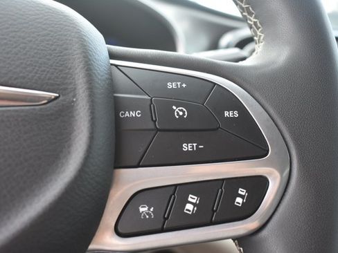 Used 2023 Chrysler Pacifica Touring-L FWD image 22
