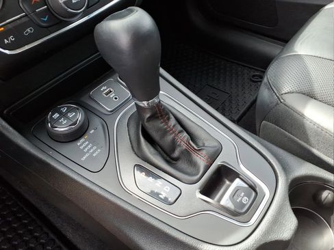 Used 2019 Jeep Cherokee Trailhawk image 21