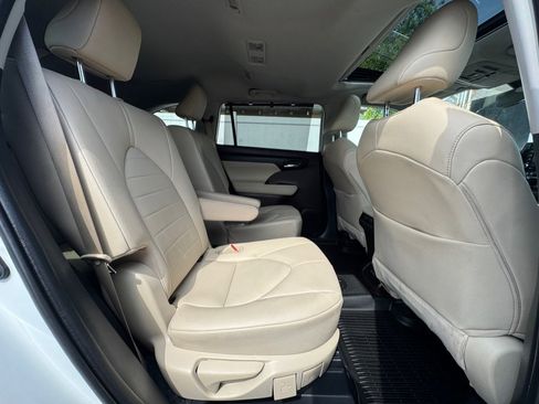 Used 2020 Toyota Highlander XLE image 36