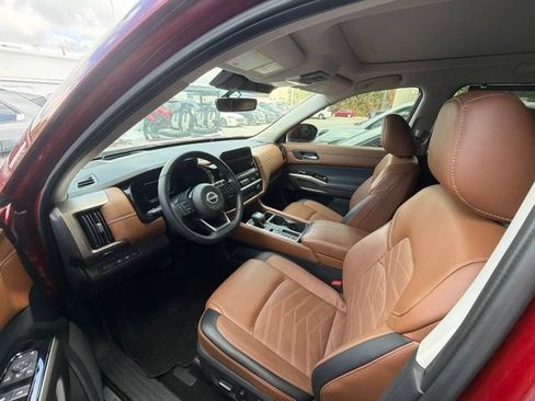 Used 2025 Nissan Pathfinder Platinum w/ Black Appearance Package FWD image 19