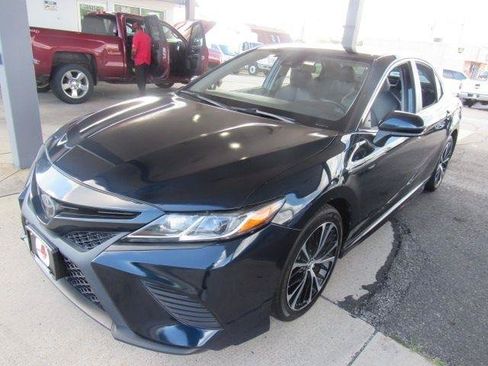 Used 2019 Toyota Camry SE FWD image 2