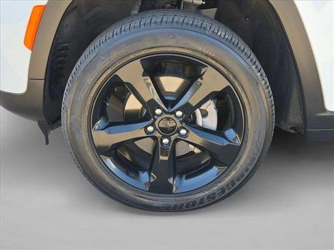 Used 2023 Jeep Grand Cherokee Altitude AWD/4WD image 9