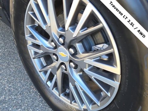 Used 2025 Chevrolet Traverse LT image 10
