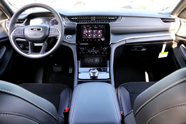 New 2025 Jeep Grand Cherokee Altitude RWD image 20