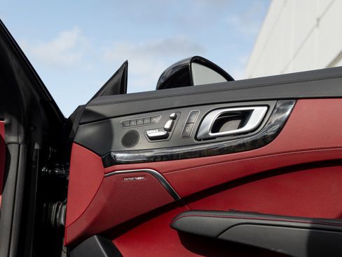 Used 2019 Mercedes-Benz SL 550 image 40