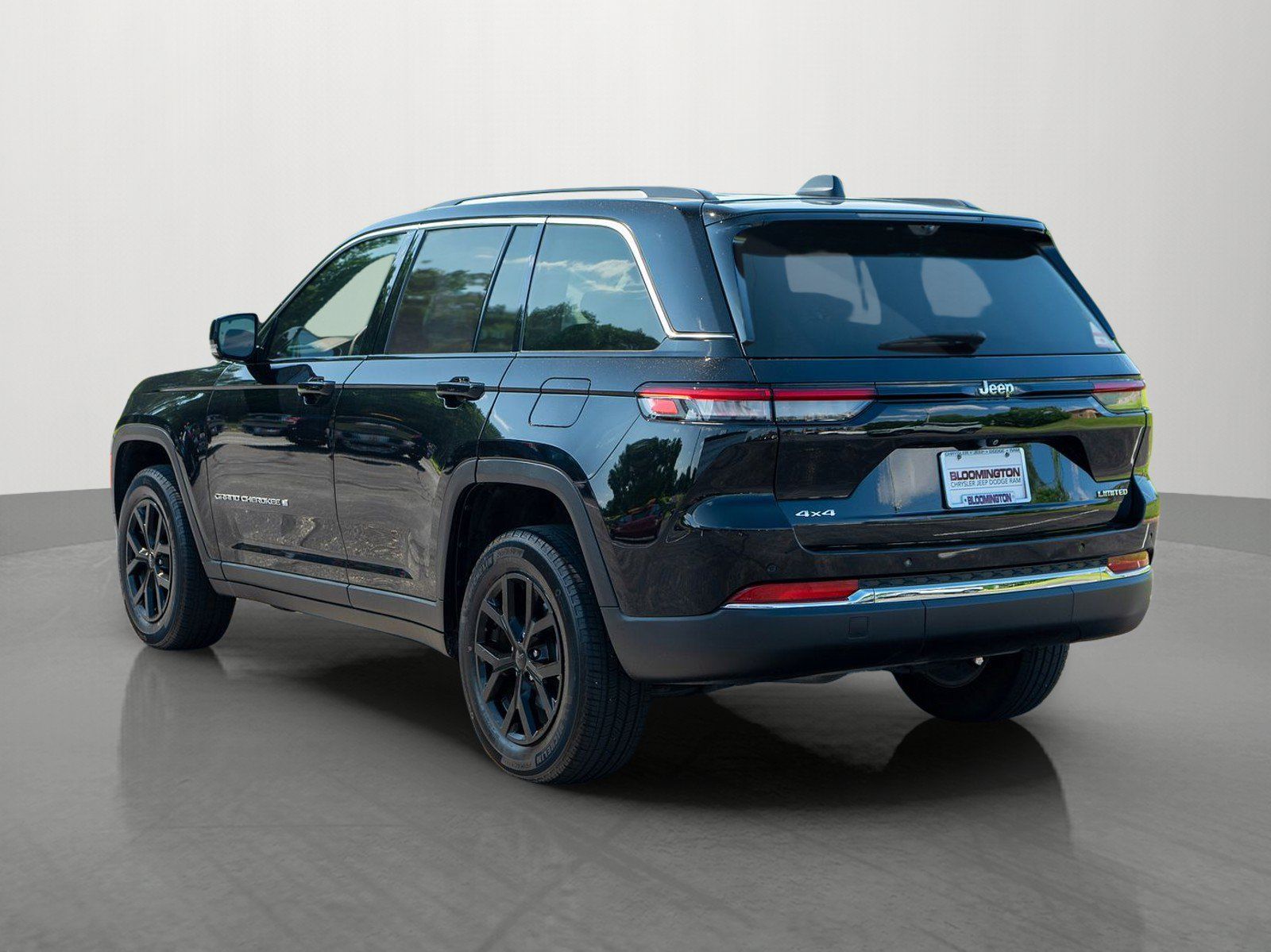 Used 2023 Jeep Grand Cherokee Limited w/ Luxury Tech Group II AWD/4WD image 5
