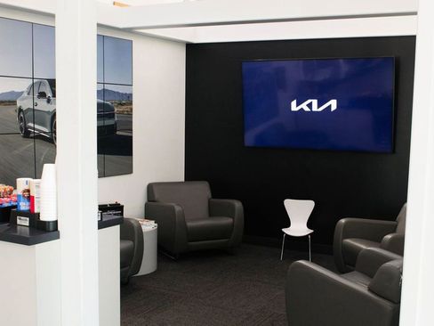 Used 2023 GMC Acadia SLE w/ Driver Convenience Package image 12