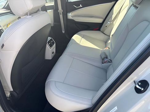 Used 2025 Genesis G70 2.5T AWD/4WD image 9