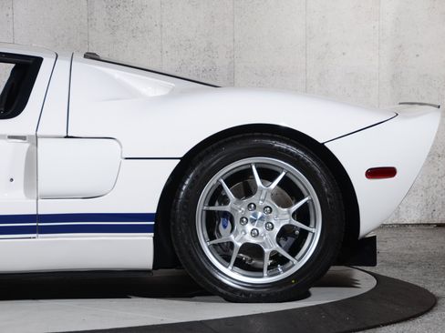 Used 2006 Ford GT RWD image 37