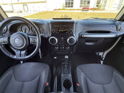 Used 2015 Jeep Wrangler Unlimited Sahara w/ Connectivity Group image 22