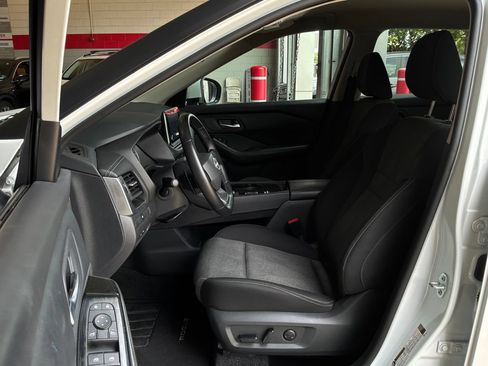 Used 2025 Nissan Rogue SV FWD image 10