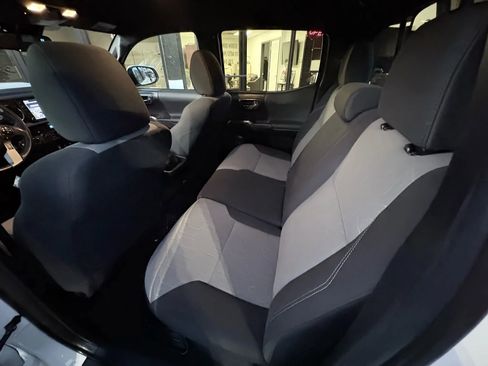 Used 2022 Toyota Tacoma TRD Sport w/ Technology Package image 15