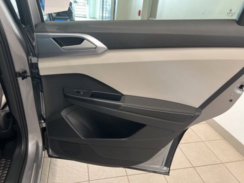 New 2025 Volkswagen Taos SE image 20