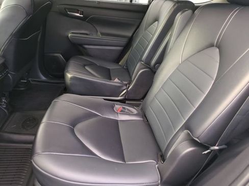 Used 2023 Toyota Highlander XLE AWD/4WD image 29