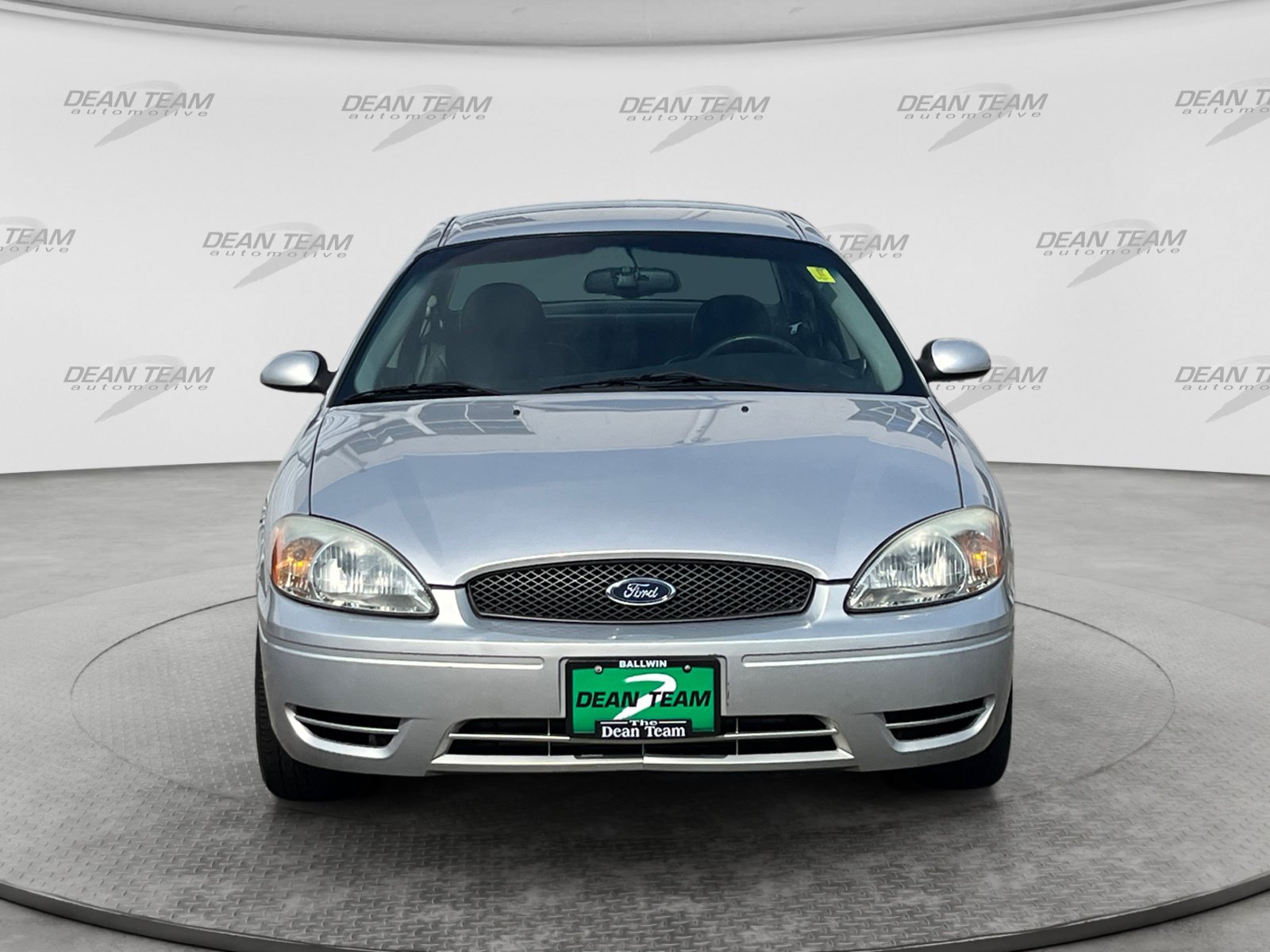 Used 2004 Ford Taurus SEL FWD image 2
