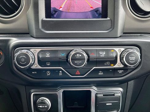 Certified 2022 Jeep Gladiator Sport AWD/4WD image 17