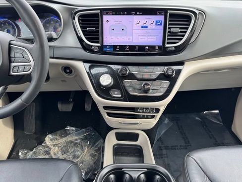 Used 2022 Chrysler Pacifica Touring-L FWD image 2
