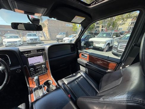 Used 2017 Lincoln Navigator Select AWD/4WD image 16