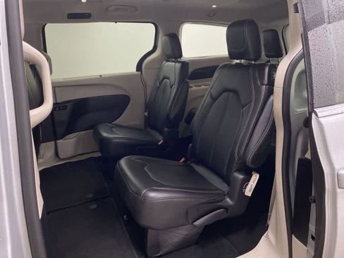 Used 2024 Chrysler Pacifica Touring-L image 15