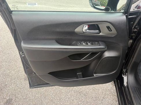 Used 2025 Chrysler Pacifica Select FWD image 14