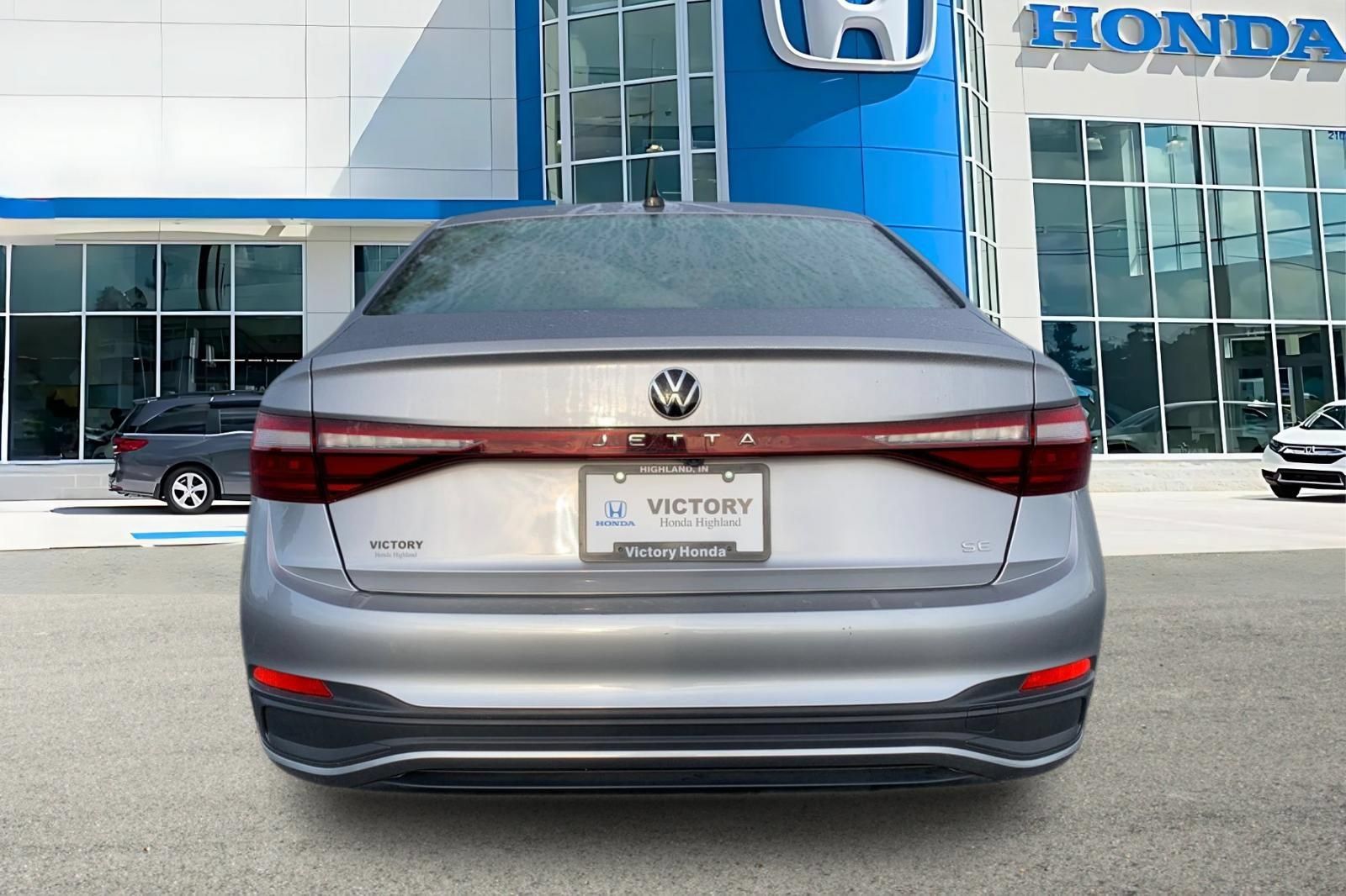 Used 2025 Volkswagen Jetta SE FWD image 4