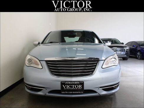 Used 2013 Chrysler 200 Limited FWD image 2