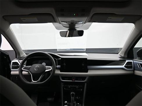 New 2026 Volkswagen Taos SE image 10