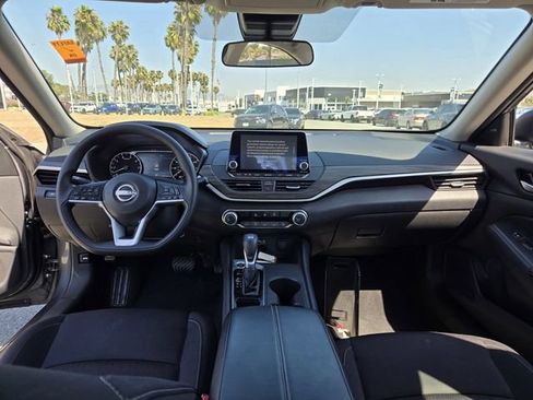 Used 2025 Nissan Altima 2.5 SV FWD image 13